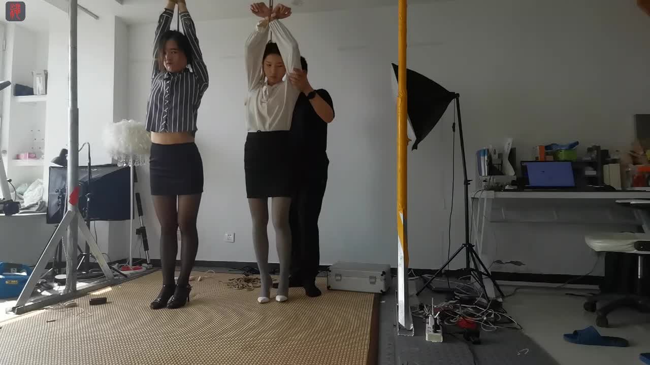 [绳之韵] 瑾瑜、菲菲OL双美炼狱行（第二部）双人直立吊、口球、固定棒、鞭打-绳艺在线资源网