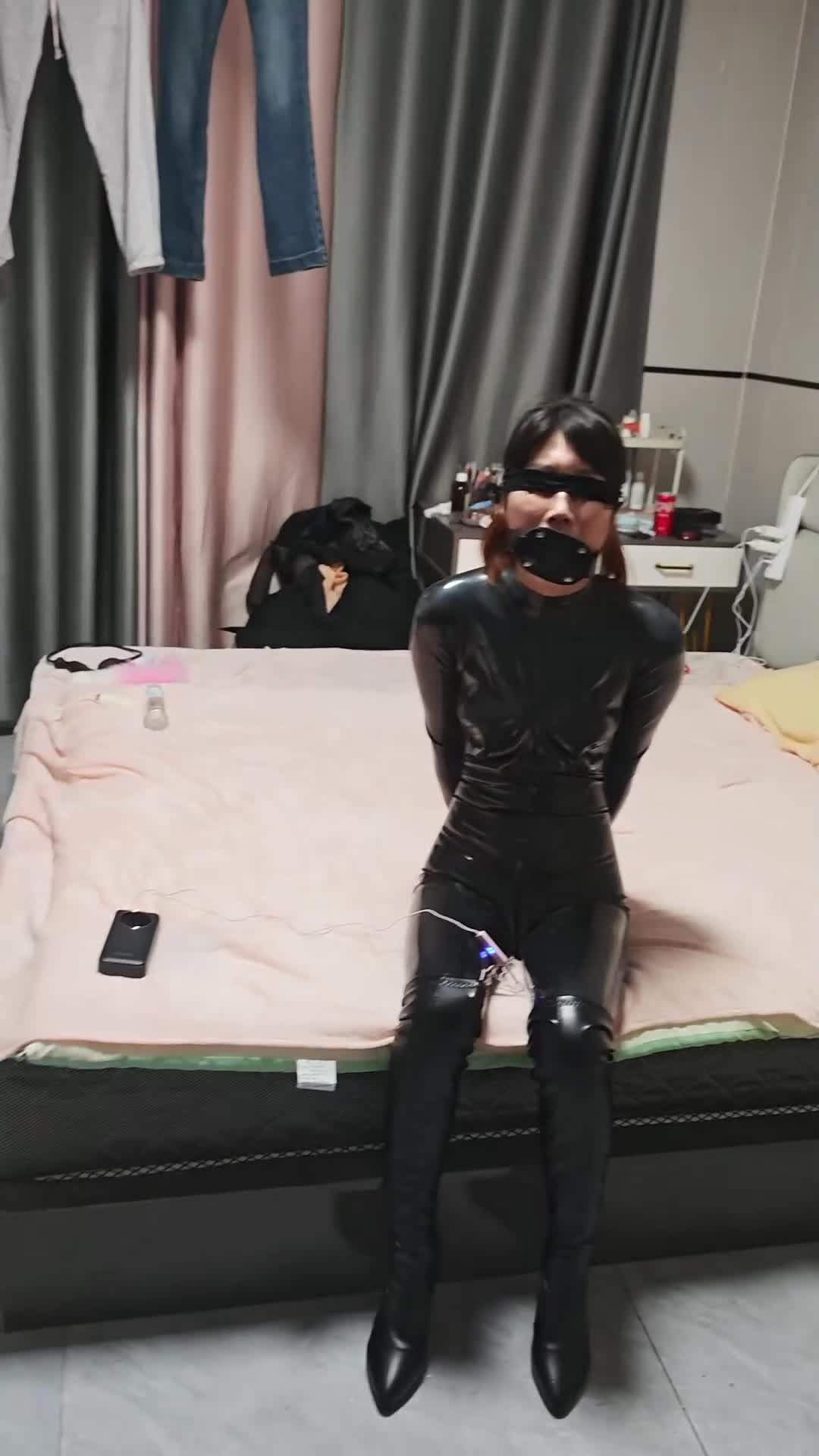 【胶女原创】胶衣长靴 强制GC 放置 加阳堵嘴 下面内入式 跳蛋 肛塞 AV棒强制GC-绳艺在线资源网