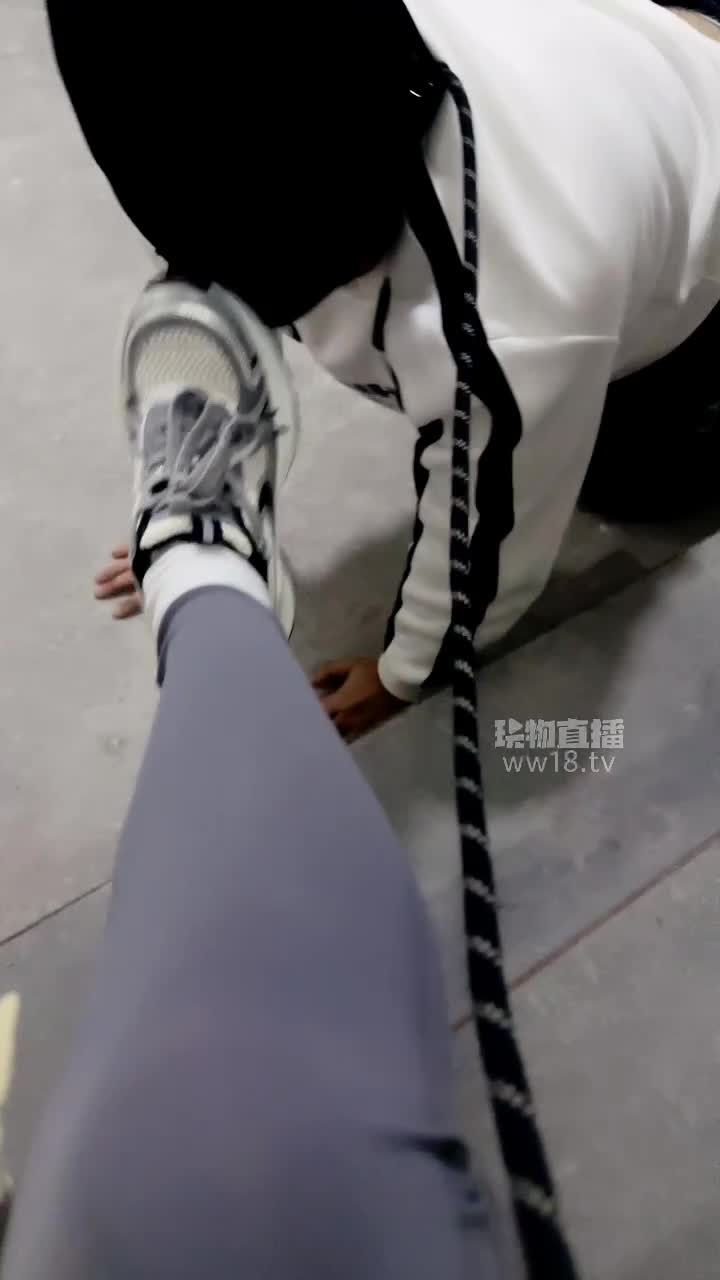 【喵酱紫】运动鞋白袜楼道玩狗-绳艺在线资源网