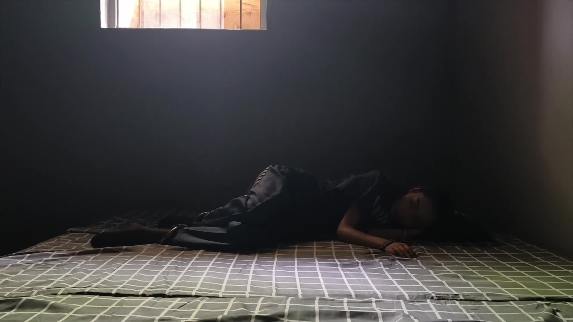 新模特沈冰（下）沈冰被宣判为死刑，带重脚镣，放风，后回忆起被抓的经过，带上死…-绳艺在线资源网