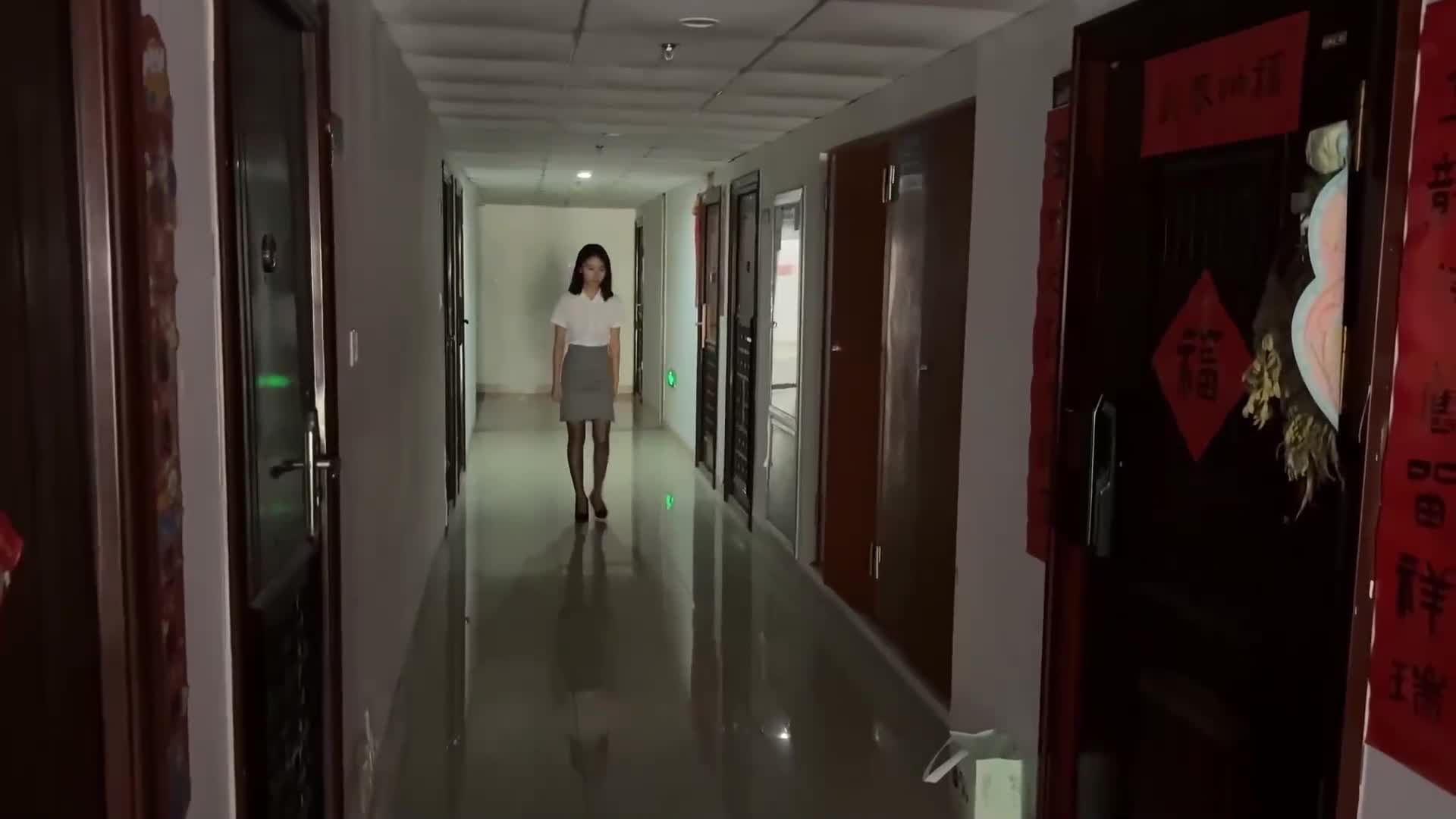 刚满十八岁小妹妹汐汐白衬衫灰裙黑丝职业装假丁丁和手指口舌、鞭挞和各种蹂躏-绳艺在线资源网