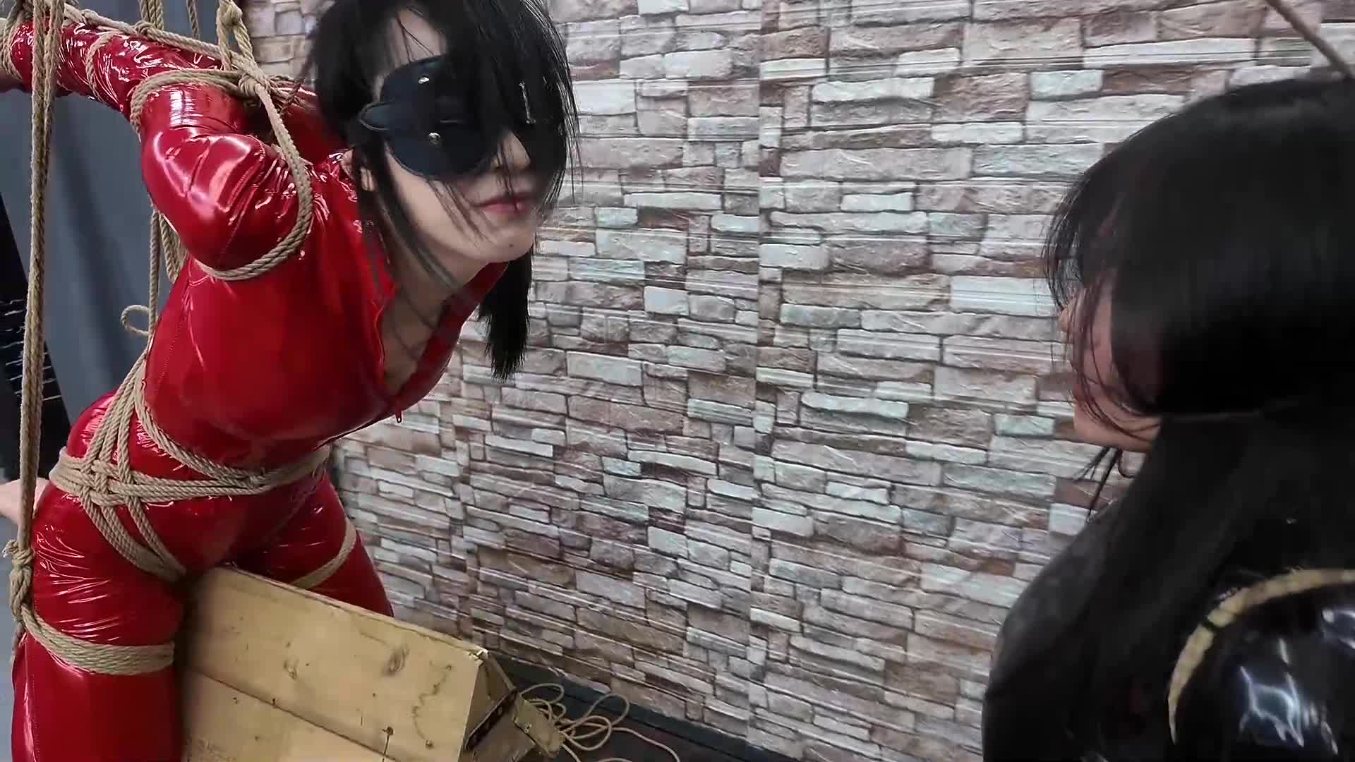 把女儿柔仙儿用木马直臂禁锢起来,后面在挂一个G勾通过头上滑轮让母亲李然把绳子缠到嘴-绳艺在线资源网