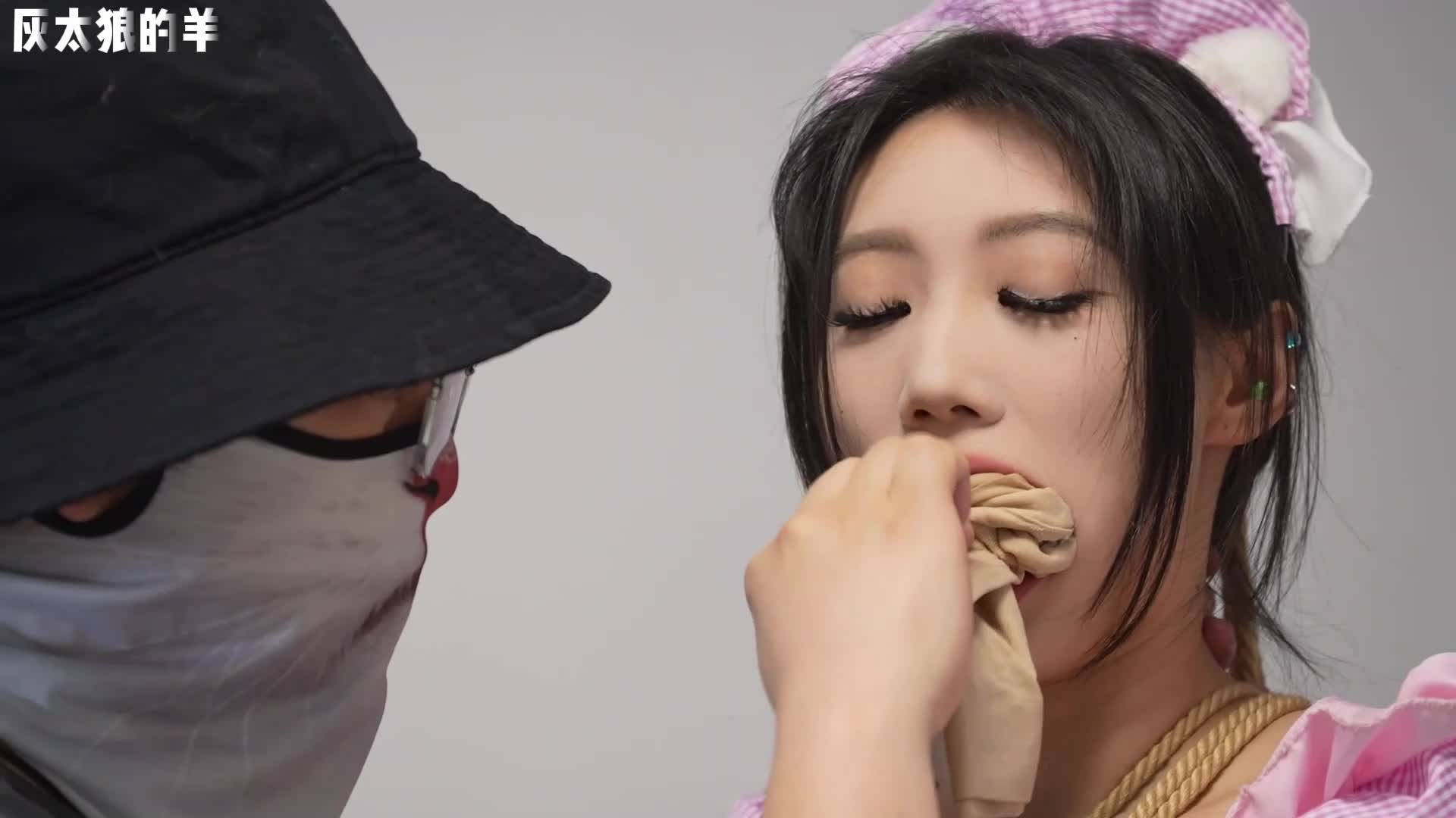 原味丝袜堵嘴，捆绑粉衣女仆，挣扎逃脱反被吊起双脚惩罚，叫喊声不断-绳艺在线资源网