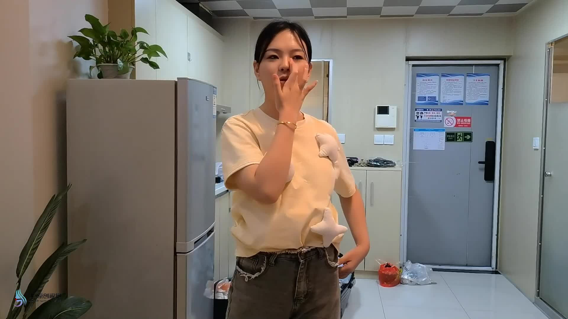 【JS原创】梦琪椅子上的束缚毛巾塞嘴胶带丝袜头套绷带口罩严密封堵-绳艺在线资源网