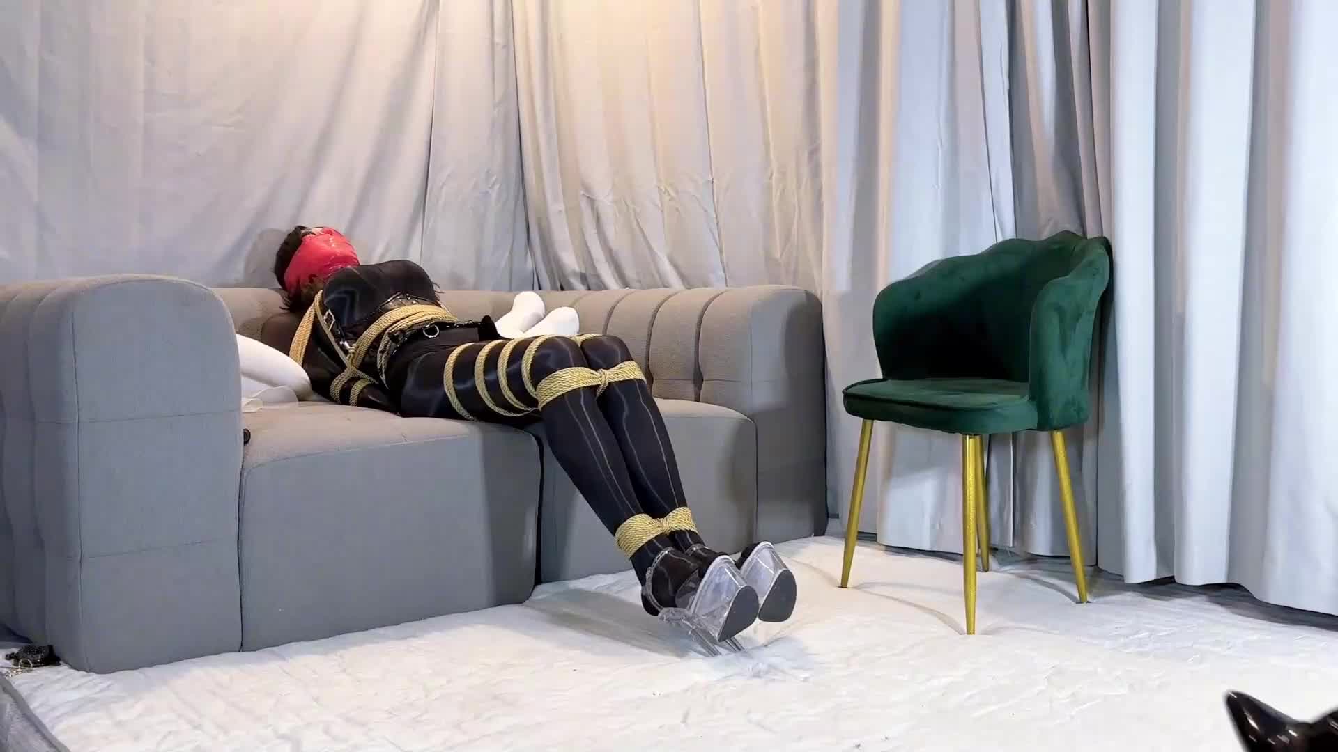 【锁娘禁锢】漆皮过膝长靴亮丝女王上锁强控榨汁！可怜的安安支臂全身紧缚被严厉上课，胶-绳艺在线资源网