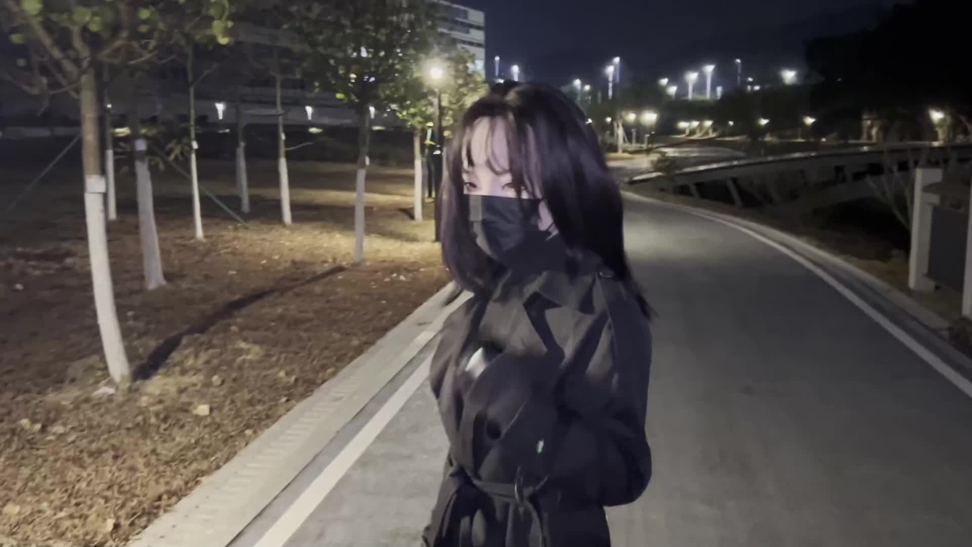 室外与室内-穿高领毛衣的面具女-出差前和出差中的探望-绳艺在线资源网