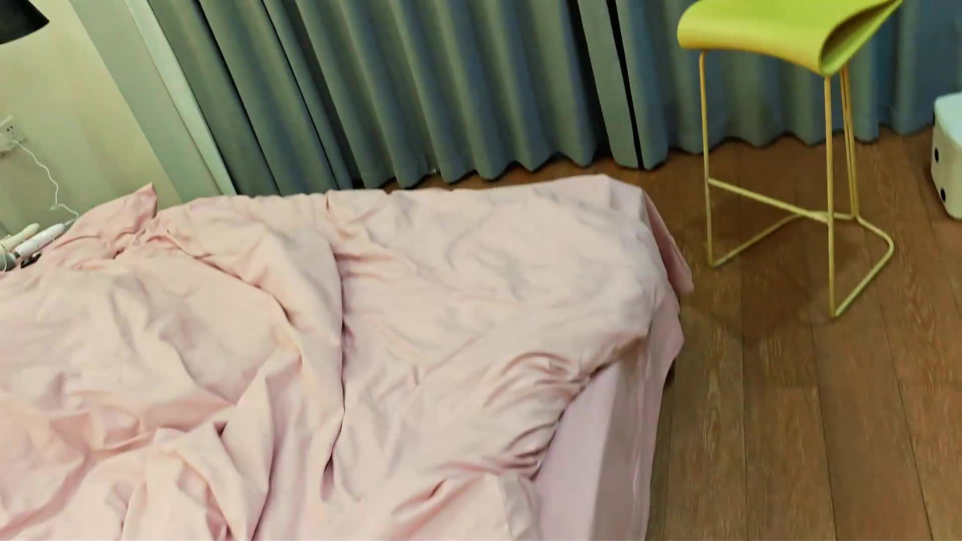 粗暴的叫醒熟睡中的傲娇妹妹,在多次炮击电击中,她在不断的求饶中屈服-绳艺在线资源网