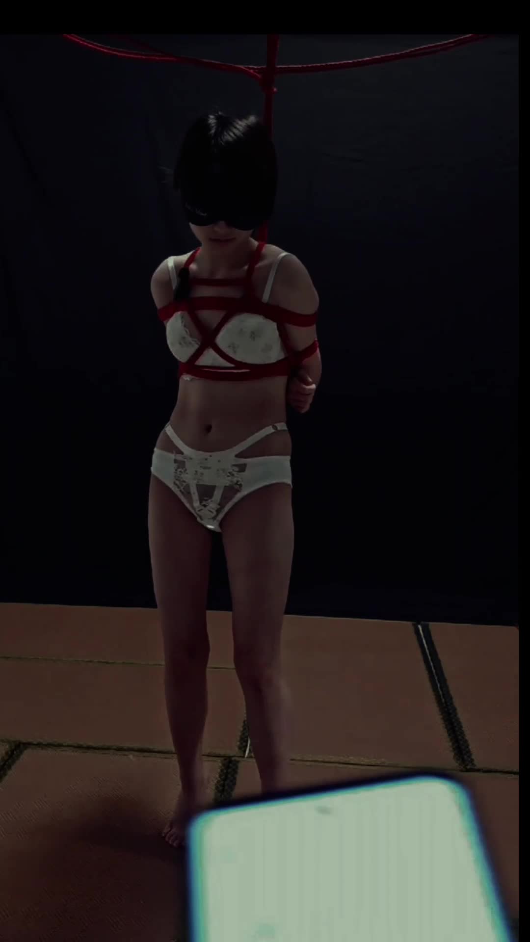 啵啵贝失控模式下来回踱步的内衣小美女。强制站立。难耐-绳艺在线资源网