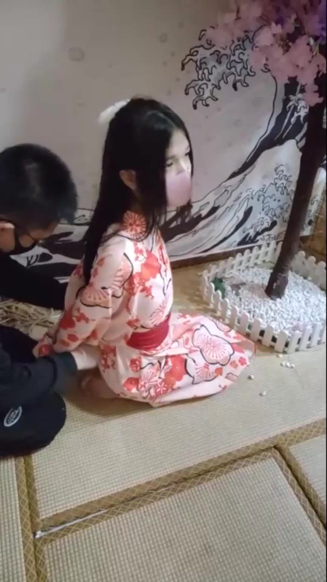 【衣白瘦幼欧式直臂紧缚调教（裸足tk】欧式直臂 蒙眼堵嘴 搂抱 强高-绳艺在线资源网