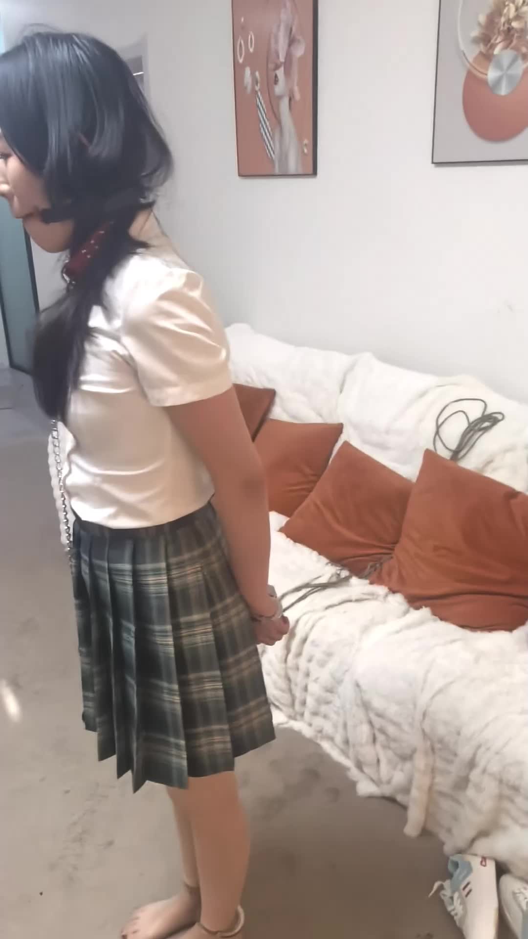 【约拍第二弹】琪琪手铐锁脚行走-绳艺在线资源网