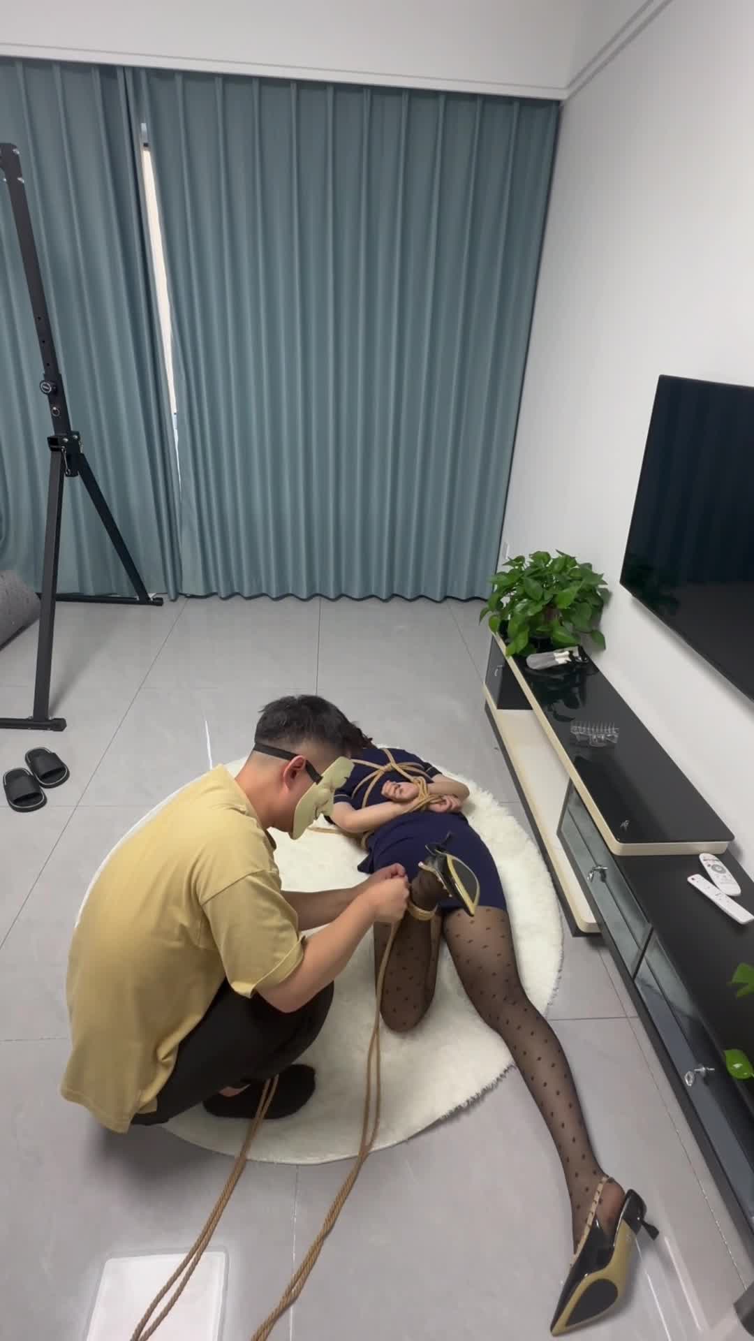 【束人映像】长腿素人制服控 驷马驯服 SP 大号铁圈阔嘴耳光-绳艺在线资源网