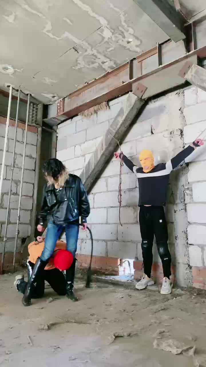 套路直播视频【美离子】户外刑房暴力鞭打双奴清理靴子吃土-绳艺在线资源网