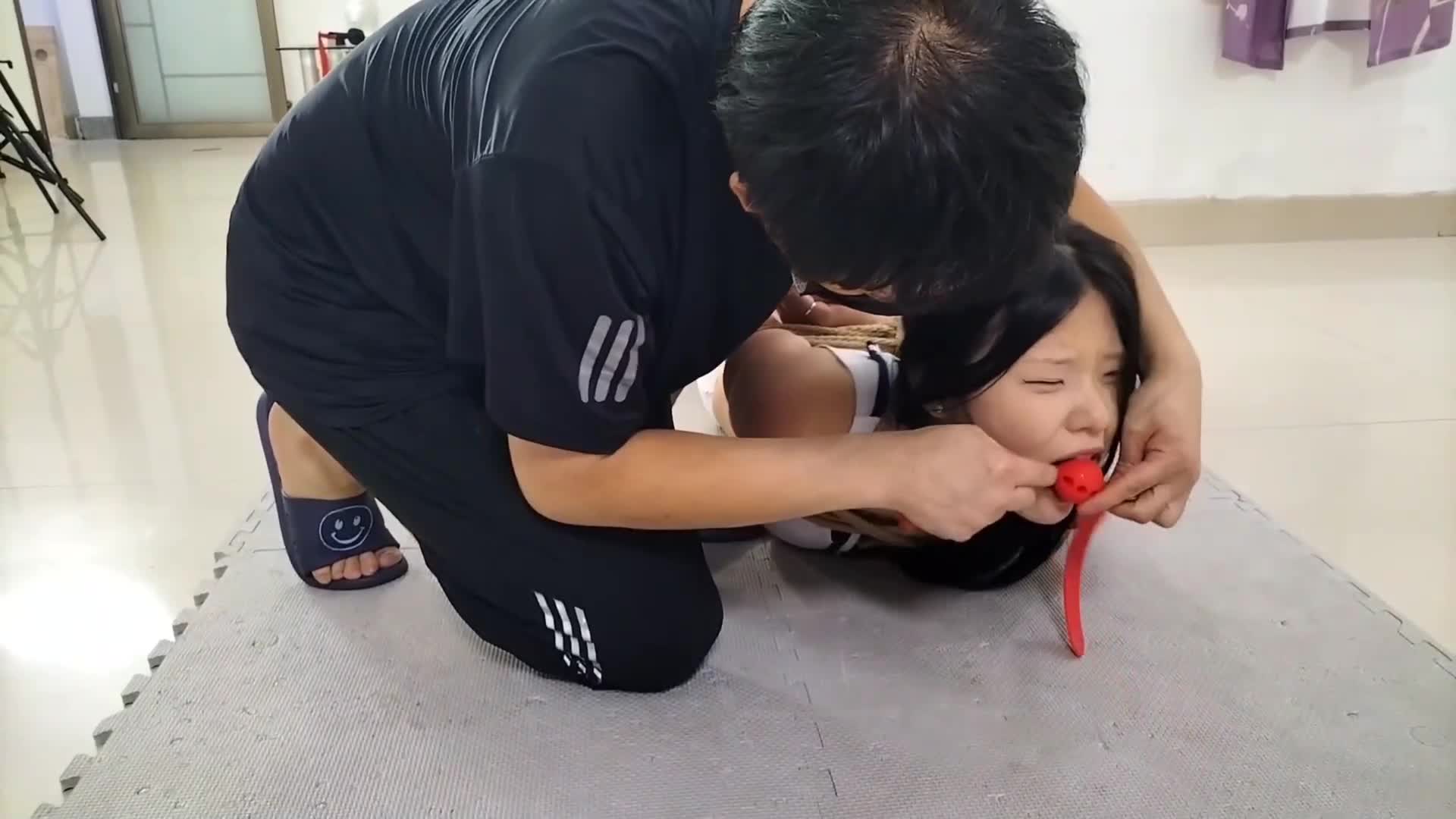 【精致原创】 小蛇. 被投资诈骗的人欺骗，被迫参加爬行游戏的少女。((下编))-绳艺在线资源网