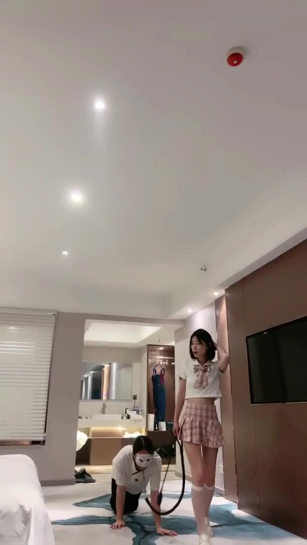 jk制服女主酸臭脚调情侣奴抽打口水-绳艺在线资源网