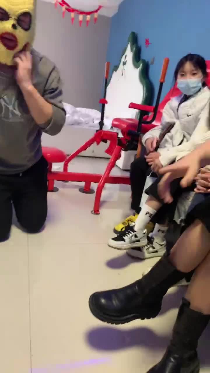 【精神小妹】九S群调双狗-骑脖子做蹲起吃口水裸足舔-绳艺在线资源网