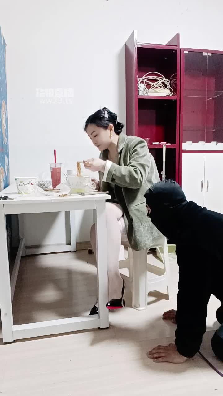 【洛芊s】圈养奴桌底脚喂食-绳艺在线资源网