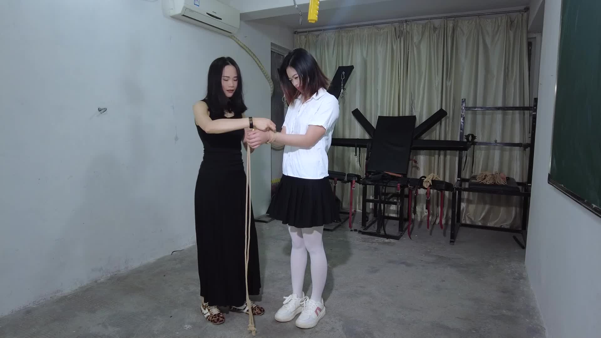 【樱束原创】绳艺初体验的羞涩 小雨初次体验绳艺奥妙害怕里又藏着害羞！疼别怕痒的她痒-绳艺在线资源网