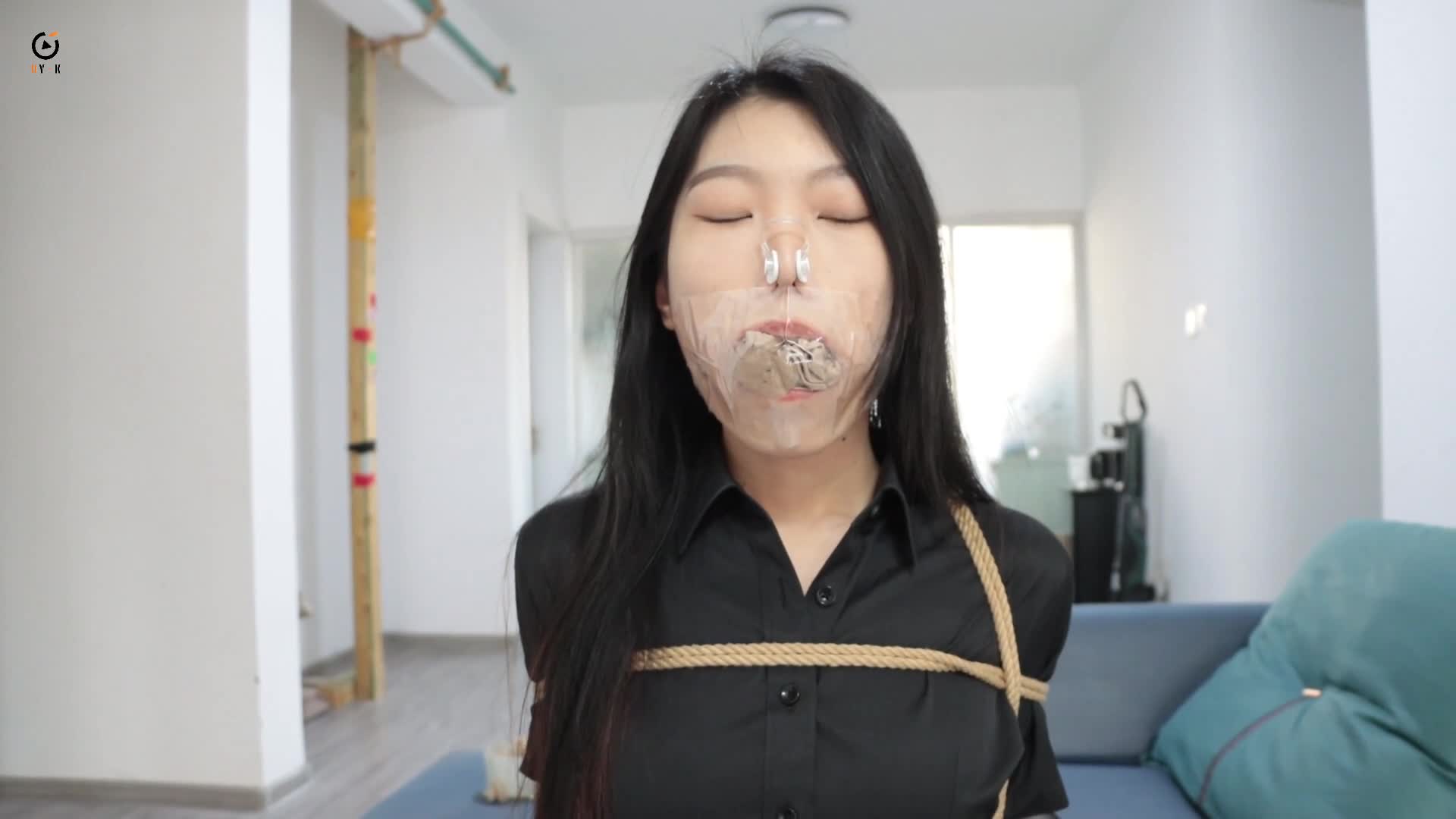 【得意客】琪梦鼻夹 采用一种新的呼控方式，将琪梦捆绑堵嘴之后，给她戴上鼻夹，使她处于难以呼吸的状态，反复进行。-绳艺在线资源网