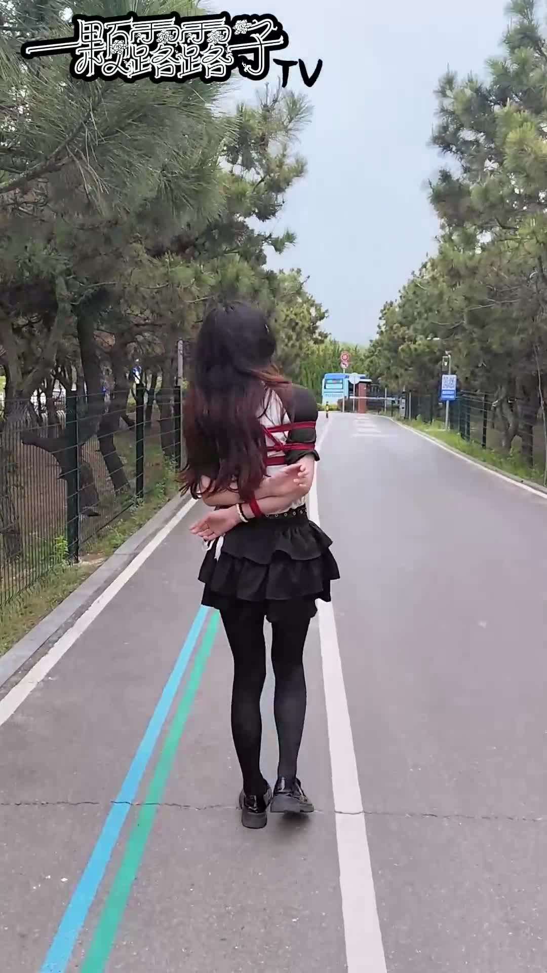 露露黑裤袜短裙海边捆绑游记-绳艺在线资源网