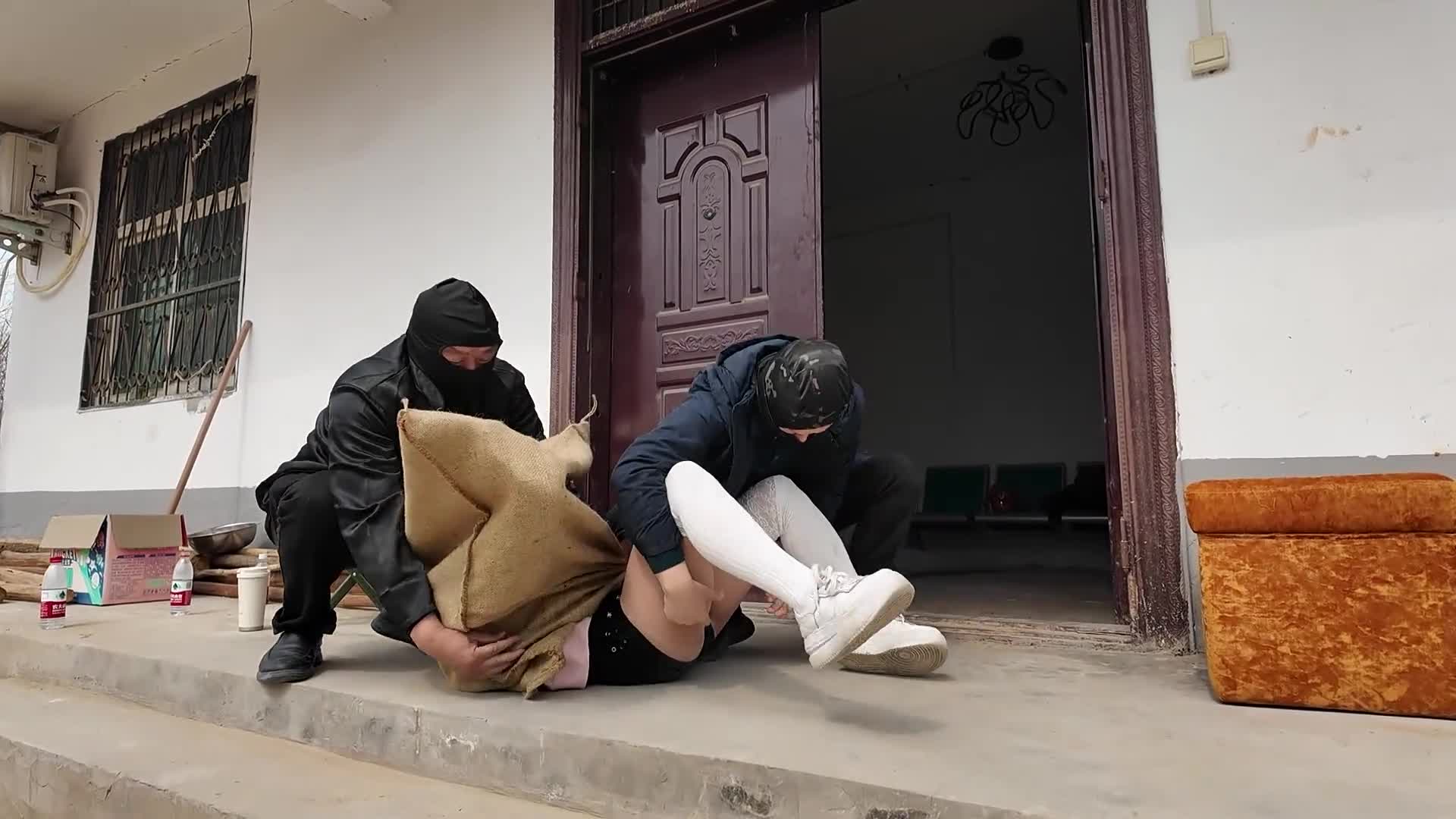 【李大侠】小遥的故事（上）独居妹妹被歹徒暴力捆绑-绳艺在线资源网