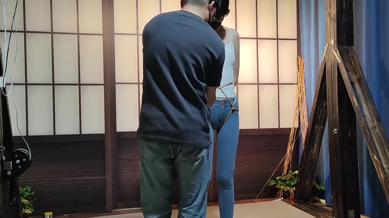 【试炼原创】大长腿小缘全身紧缚股绳放置挣扎+驷马吊环+自己解脱-绳艺在线资源网