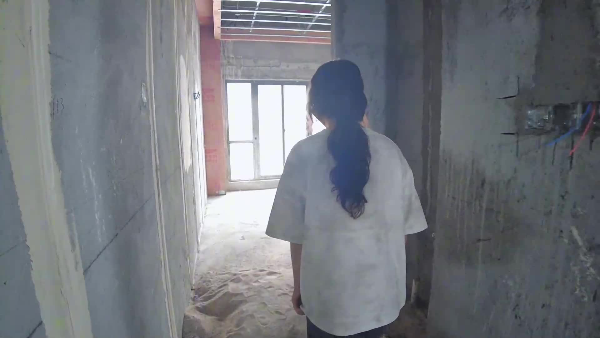 【浅行原创】乐乐到工地巡视 管理还没来 被一个加班的工人搭讪 搭讪不成直接动手 模胸 捆绑 吊起来慢慢把衣服扒下来….-绳艺在线资源网