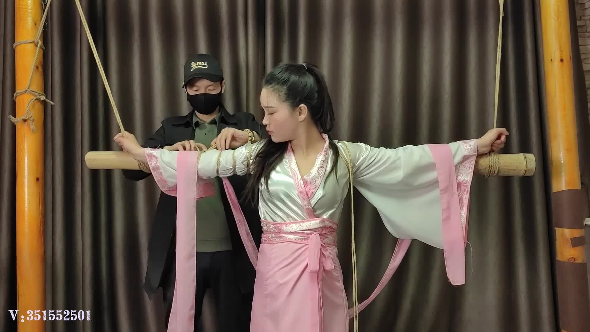 【一绳所爱】古装美女洛洛绑在竹竿上挠痒鞭打-绳艺在线资源网