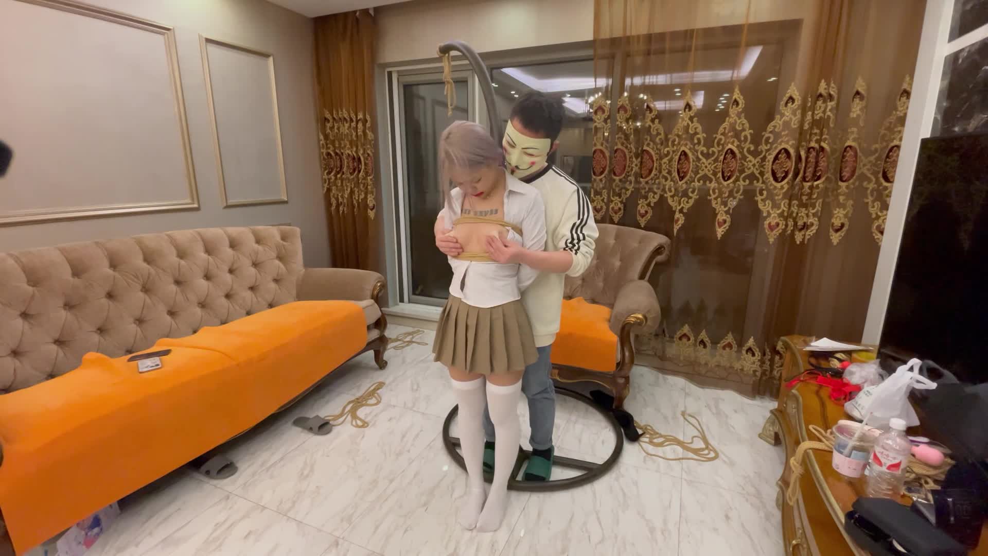 【延江原创】吊起晓涵 解开衣扣 鲜嫩的白兔映入眼帘 用大棒惩罚强高-绳艺在线资源网