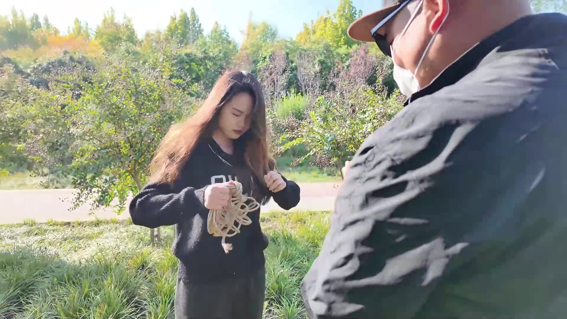 【龙飞原创】大学生新人室外捆绑 陌生人骑摩特车路过 眼神对视‘心跳加速-绳艺在线资源网