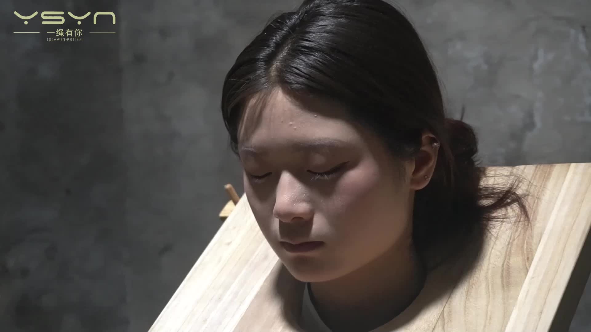 【青衿赴断头】牢房囚禁的全身木伽女学生刑房老虎凳鞭打刷挠滴蜡小脚丫戴上脚镣手铐走-绳艺在线资源网