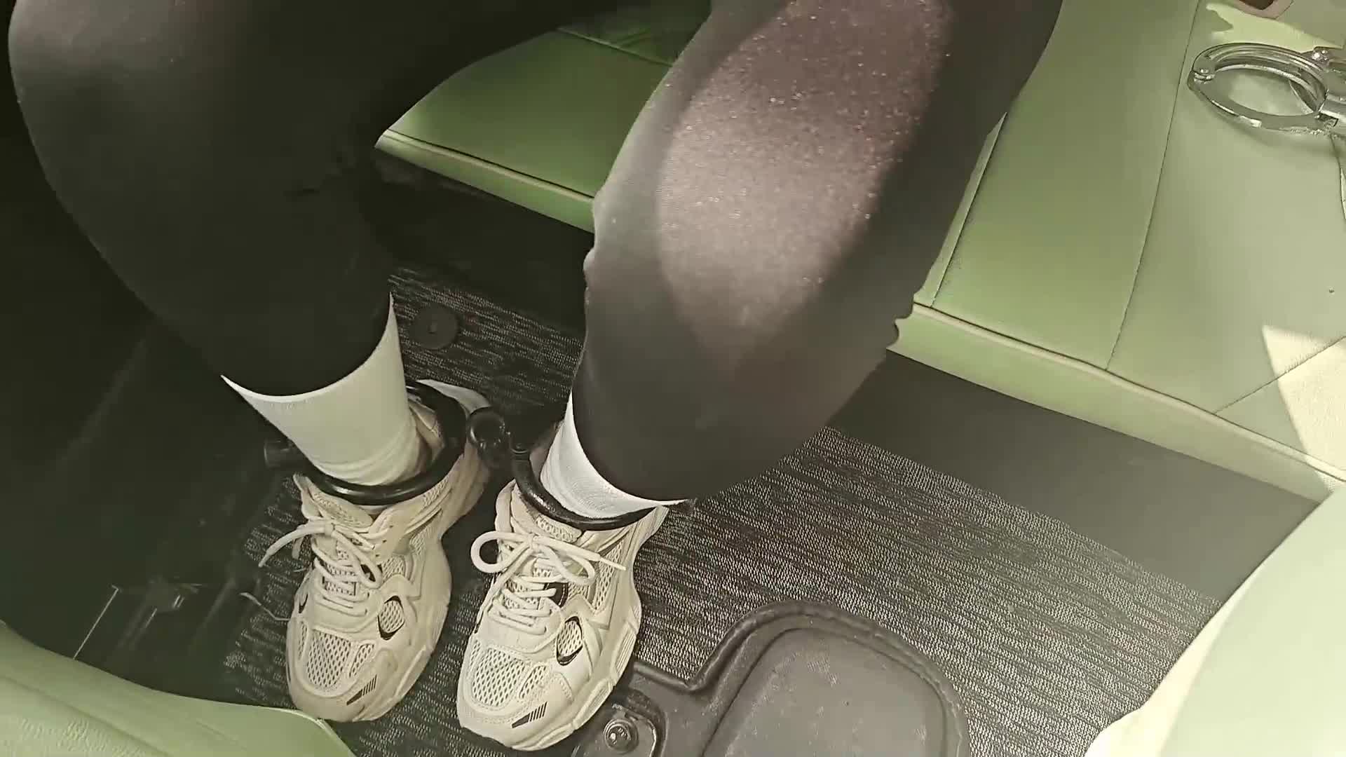 【王宇服饰】户外镣铐 今天慧慧想玩镣铐了 三种镣铐方式 慧慧的胳膊勒麻了-绳艺在线资源网