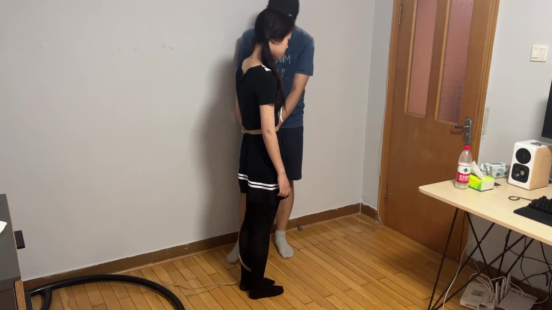 黑丝妹妹极限驷马吊强制闷绝失控爆哭，强制抬头口水与泪水二重流出！-绳艺在线资源网