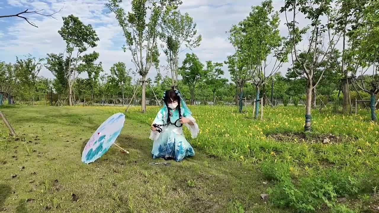 【苏苏_西施诗雨江南cos户外镣铐啵啵贝露出，与行人擦肩而过】葫芦铐跳跃找钥匙-绳艺在线资源网