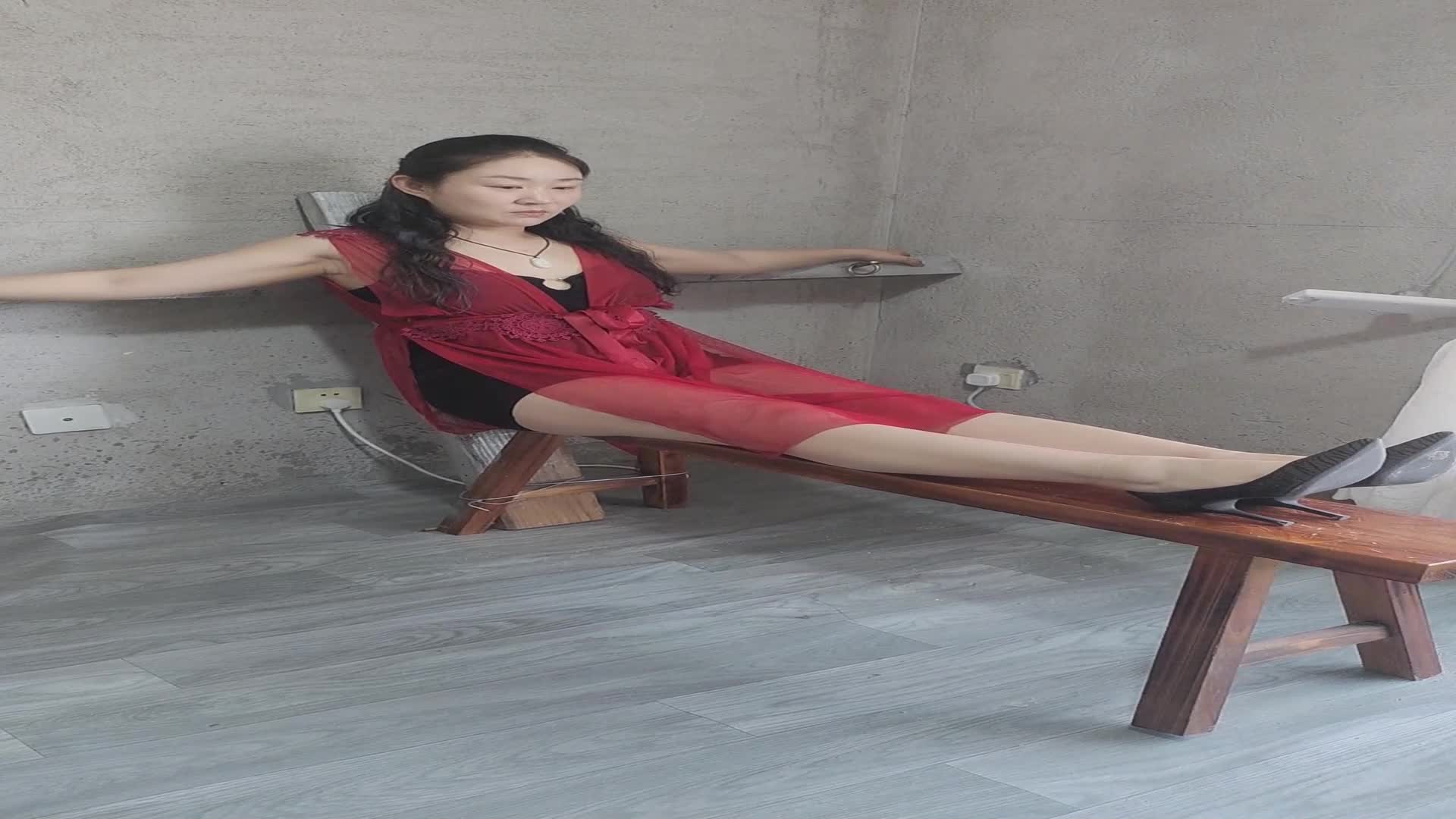 美艳少妇红色情趣内衣被绑老虎凳抽打，好享受-绳艺在线资源网