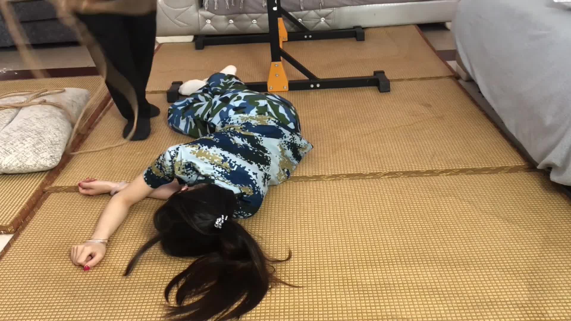 【新月原创】琳媚迷晕军训女 驷马绑起来用G 点棒玩弄 ZX 挠痒 点腹部-绳艺在线资源网