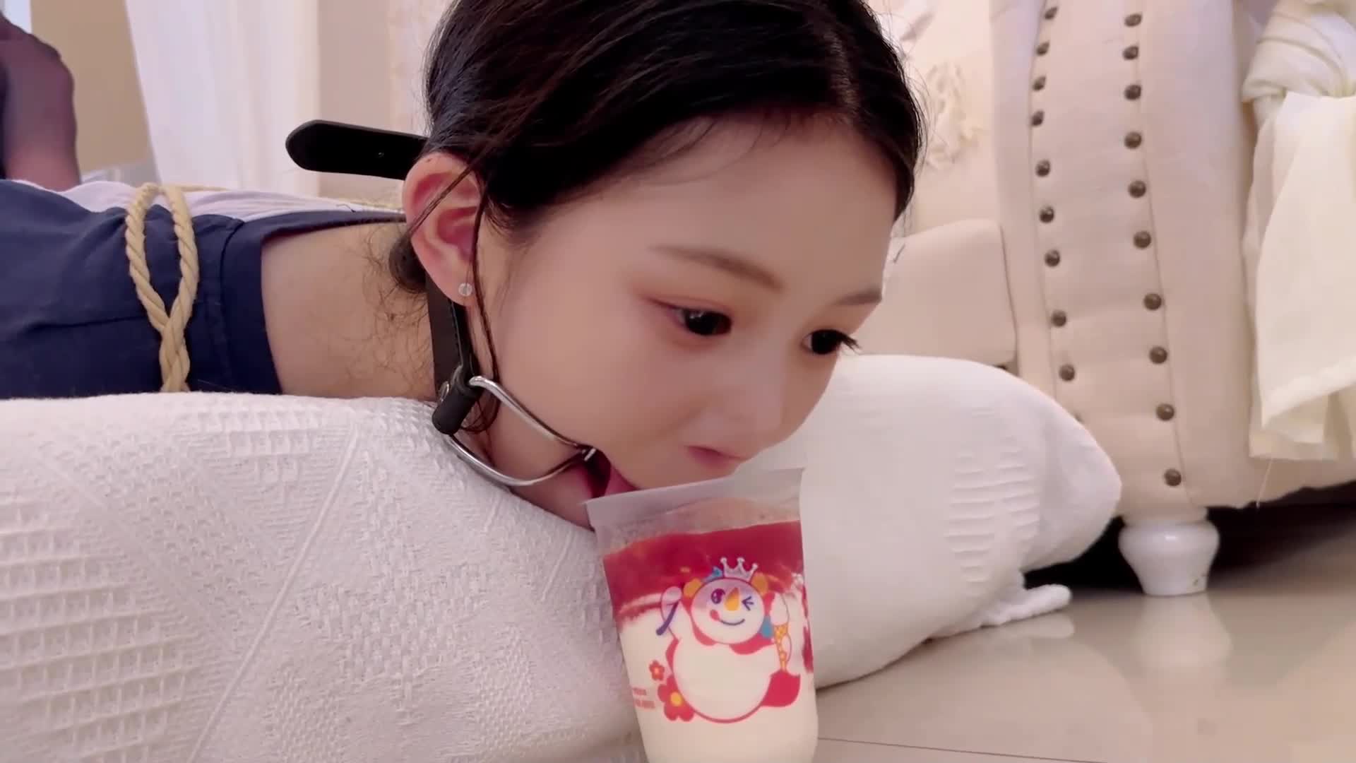 【小奶猫】爱吃冰淇淋的萝莉 像网红的小姐姐驷马体验～戴着口枷一定不好舔吧～-绳艺在线资源网