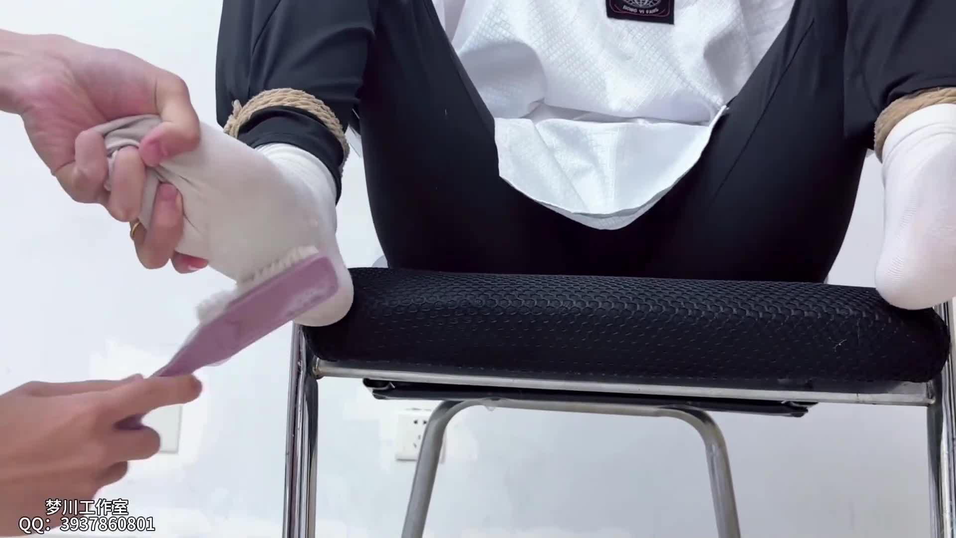 【【跆拳道.铁脚的考验】【下】雯雯】脱白袜 洗脚 脚趾 鞋刷 牙刷 各种tk工具依旧停不下-绳艺在线资源网
