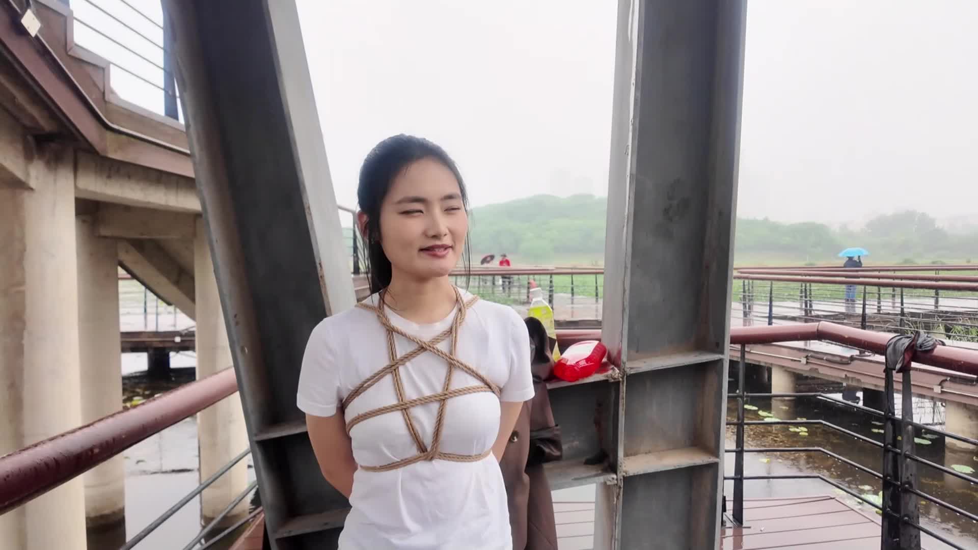 【捆绑在雨中，挖掘内心深处的探底】公园雨中 内心深处的心灵访谈-绳艺在线资源网