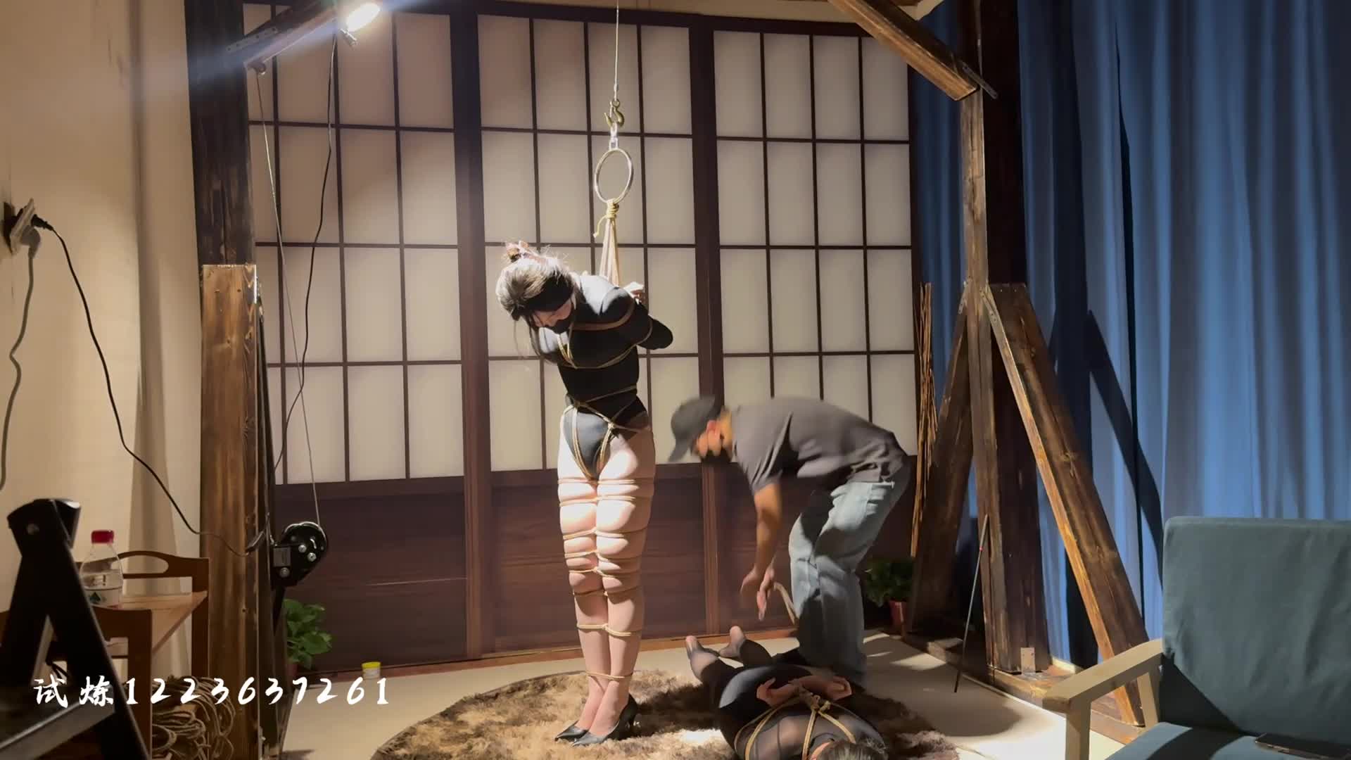 【试炼原创】团缚吊直立全身缚柱缚闺蜜陪玩惨遭黑手173小媛超长腿首次受绑非常怕痒-绳艺在线资源网