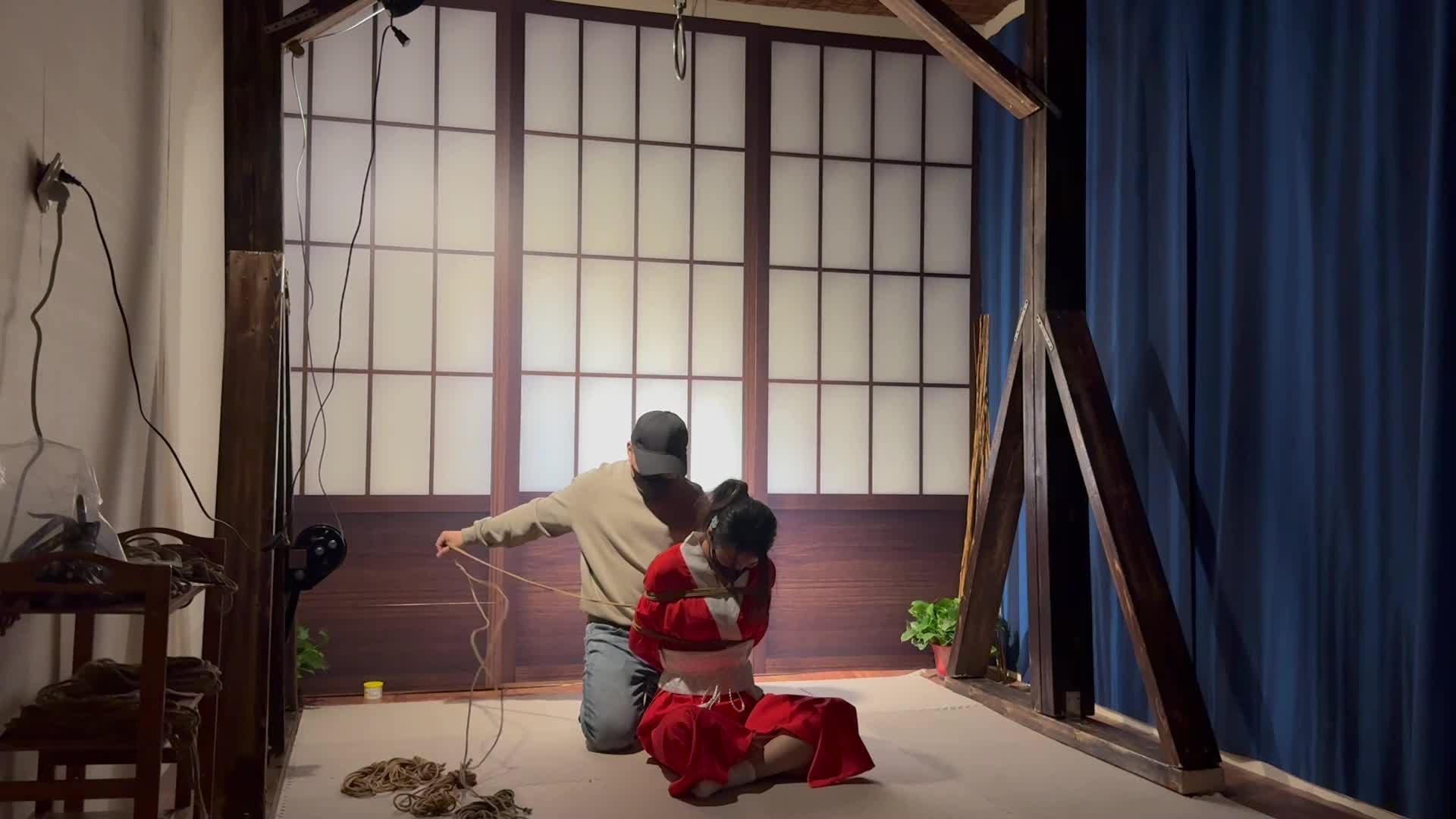 【试炼原创】红衣少女肉丝驷马吊缚手麻求休息直立单手吊点脚尖发抖抽筋-绳艺在线资源网
