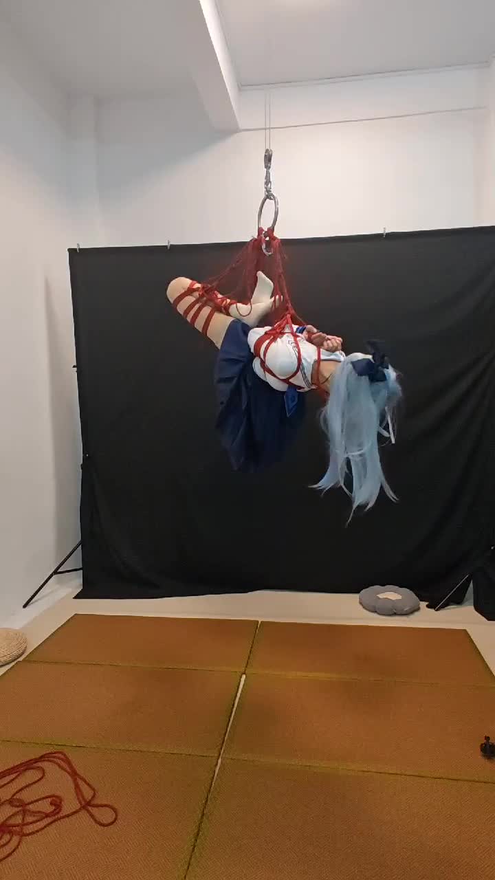 神里绫华后手观音驷马悬吊。无助摇晃，最后倒吊。大脑充血痛苦万分。-绳艺在线资源网