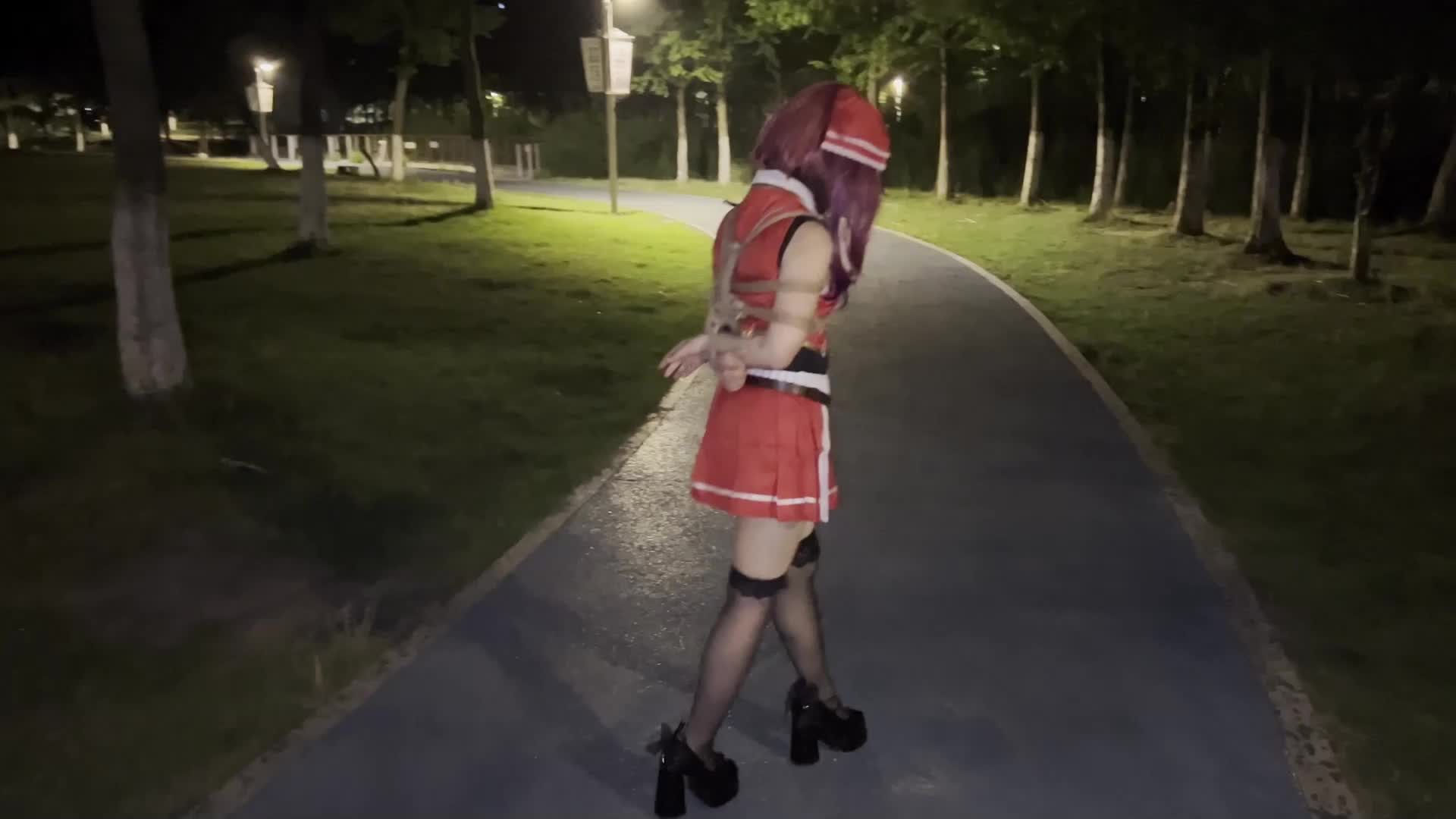 苏苏_宝钟玛琳公园捆绑镣铐挑战，找路人戴口球，牵引，遇到多人被发现，打车回家-绳艺在线资源网