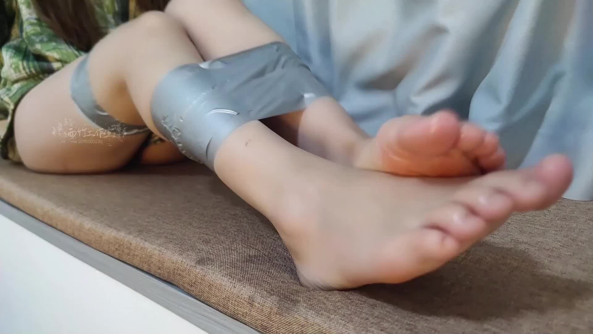 【雪芙少女被强制捆绑挣扎娇喘，口球口水拉丝滴在脚上】足控声控推荐-绳艺在线资源网