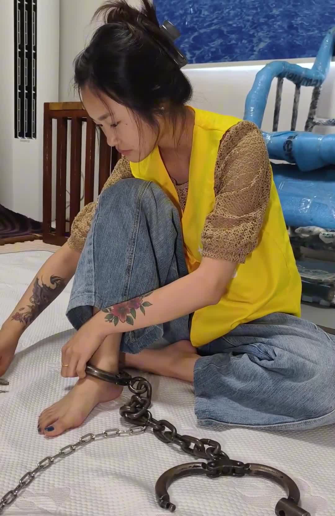 小月囚服连体手铐脚镣，斩首，简单剧情-绳艺在线资源网