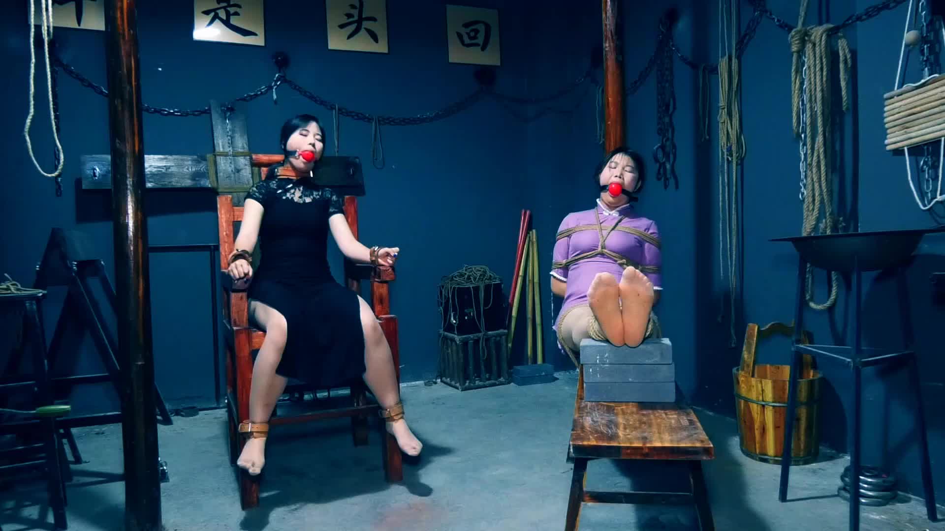 两M体验老虎凳审讯椅-绳艺在线资源网