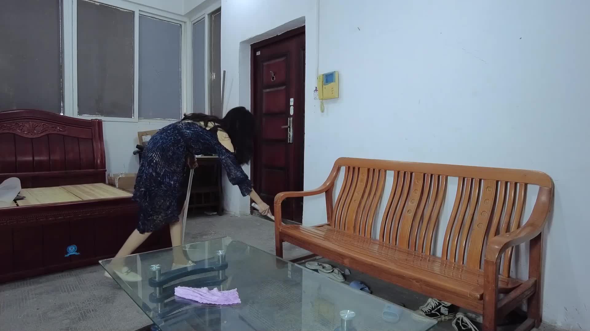 《惨案现场》可怜的母女两被歹徒入室双人捆绑在椅子上用刀伤害女儿威胁母亲！丝袜塞嘴-绳艺在线资源网