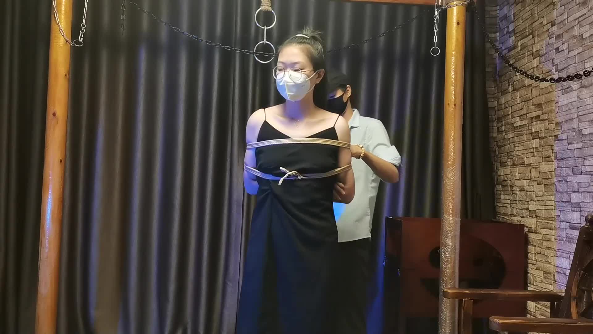 【一绳所爱】韩露被绑跪在地上鞭打-绳艺在线资源网