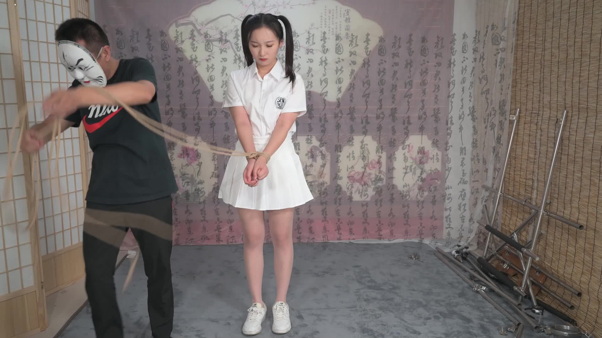 【撒琅制造】双马尾白丝高挑妹子片足吊电击-绳艺在线资源网