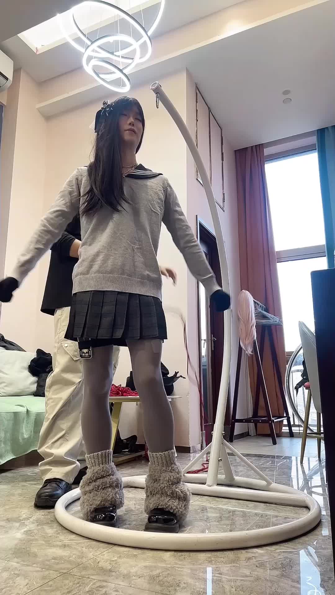 灰丝黑长直可爱学生装，强制罚站紧缚，同时被训练器和郊狼轮番轰炸-绳艺在线资源网