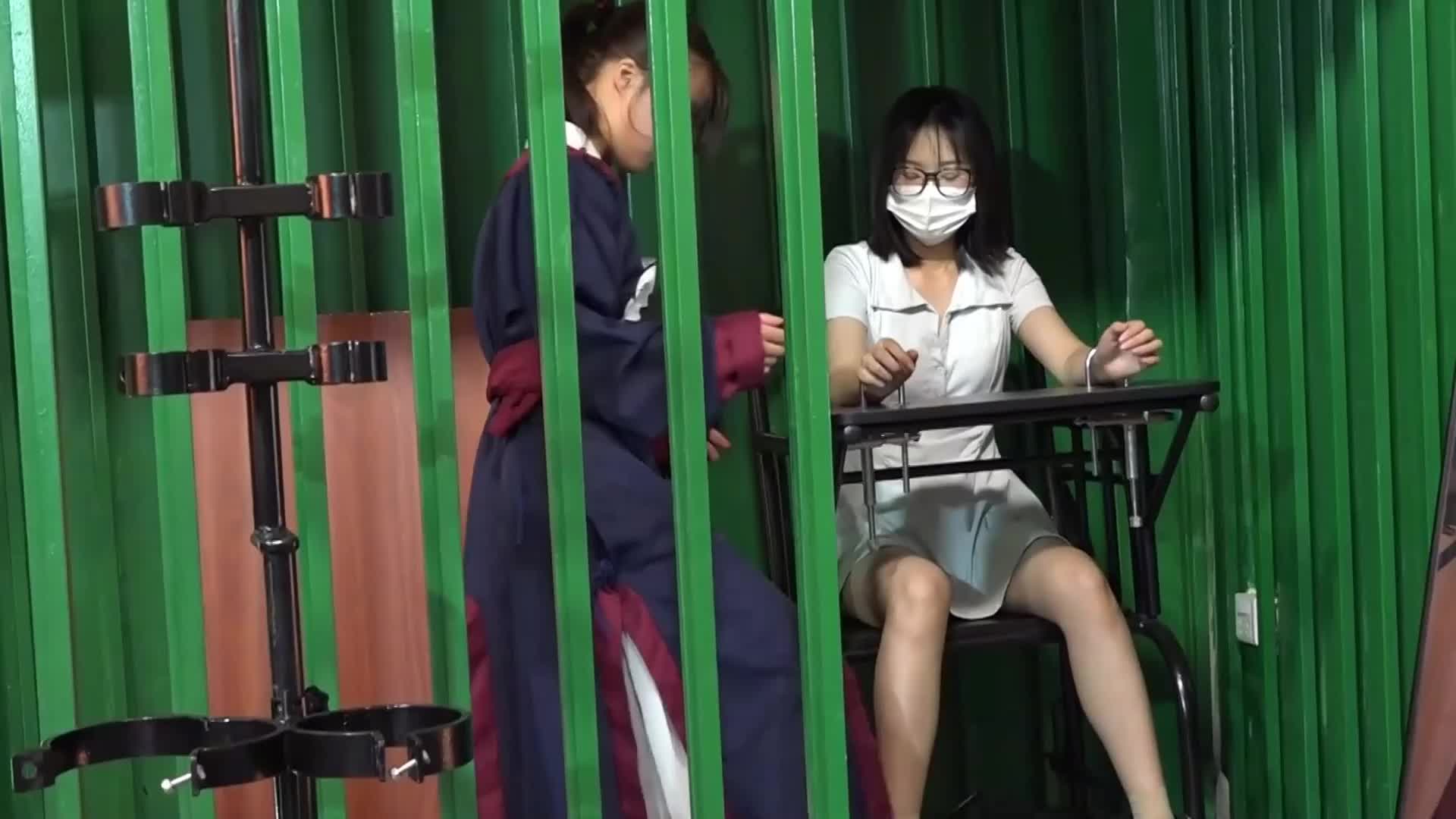 兰兰和小雨，审讯椅枪决游戏，站立架，手脚连铐大小鸟笼关着-绳艺在线资源网